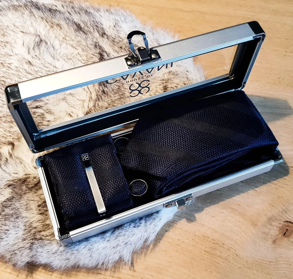 Cavani Gentlemens Set Marineblaue Krawatte, Einstecktuch, Clip, Manschettenknöpfe 6 Cavani Gentlemens Set Marineblaue Krawatte, Einstecktuch, Clip, Manschettenknöpfe – Bild 6