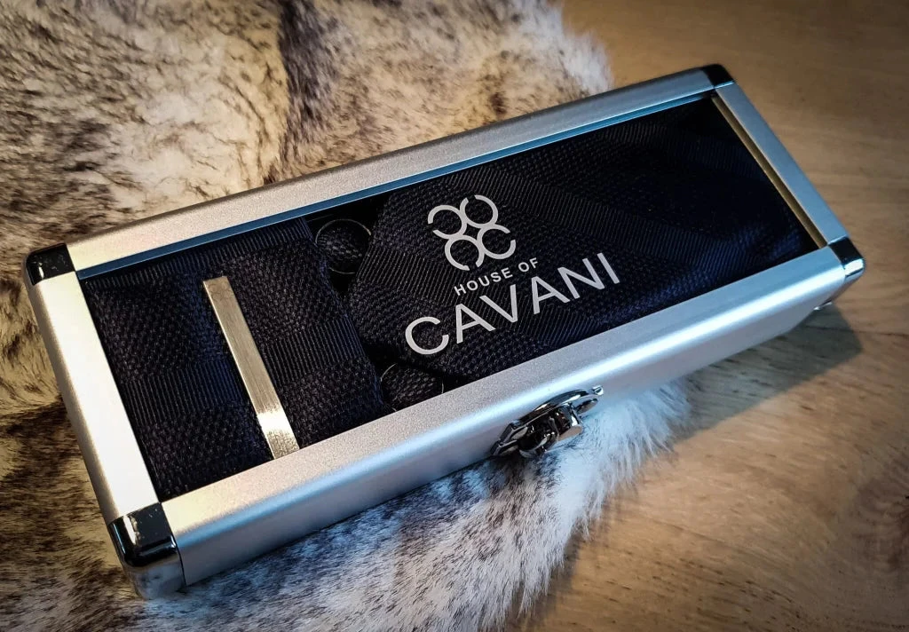 Cavani Gentlemens Set Marineblaue Krawatte, Einstecktuch, Clip, Manschettenknöpfe 8 Cavani Gentlemens Set Marineblaue Krawatte, Einstecktuch, Clip, Manschettenknöpfe – Bild 8