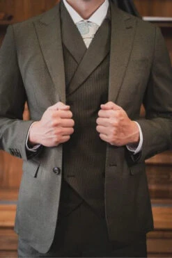 CASTLESON - Sakko Salute Armee-Grün 6 CASTLESON - Sakko Salute Armee-Grün -Herrenanzug Geschäft castleson sakko salute armee gruen 905