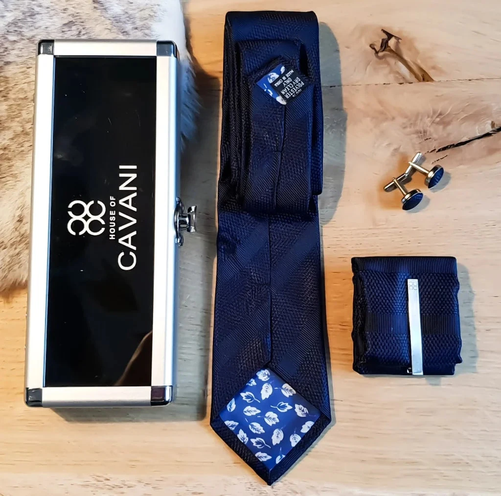 Cavani Gentlemens Set Marineblaue Krawatte, Einstecktuch, Clip, Manschettenknöpfe 9 Cavani Gentlemens Set Marineblaue Krawatte, Einstecktuch, Clip, Manschettenknöpfe – Bild 9