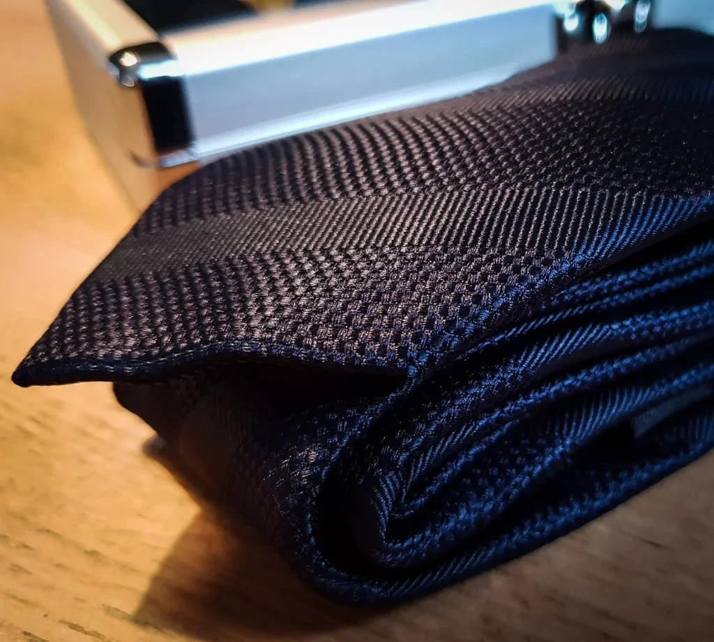 Cavani Gentlemens Set Marineblaue Krawatte, Einstecktuch, Clip, Manschettenknöpfe 5 Cavani Gentlemens Set Marineblaue Krawatte, Einstecktuch, Clip, Manschettenknöpfe – Bild 5