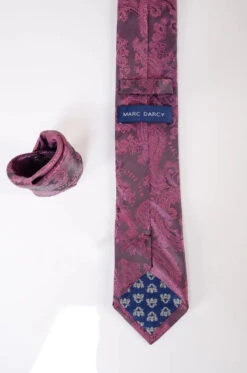 Marc Darcy Gentleman's Set Berry Paisley Krawatte Und Einstecktuch 6 Marc Darcy Gentleman's Set Berry Paisley Krawatte Und Einstecktuch -Herrenanzug Geschäft marc darcy gentlemans set berry paisley krawatte und einstecktuch gentleman 466