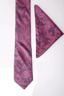Marc Darcy Gentleman's Set Berry Paisley Krawatte Und Einstecktuch 7 Marc Darcy Gentleman's Set Berry Paisley Krawatte Und Einstecktuch -Herrenanzug Geschäft marc darcy gentlemans set berry paisley krawatte und einstecktuch gentleman 633