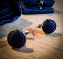 Cavani Gentlemens Set Marineblaue Krawatte, Einstecktuch, Clip, Manschettenknöpfe 12 Cavani Gentlemens Set Marineblaue Krawatte, Einstecktuch, Clip, Manschettenknöpfe -Herrenanzug Geschäft schwarz azurblau blau cavani gentlemens set marineblaue krawatte einstecktuch clip 915