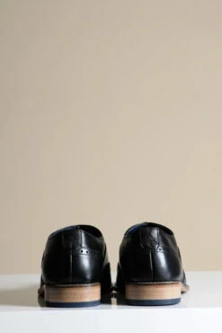 Schwarze Lederschuhe, Marc Darcy Dawson - Wingtip Brogue 6 Schwarze Lederschuhe, Marc Darcy Dawson - Wingtip Brogue -Herrenanzug Geschäft schwarze lederschuhe marc darcy dawson wingtip brogue schoenen 299