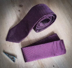 Cavani Weinrote/weiß Gepunktete Krawatte, Einstecktuch, Krawattenclip